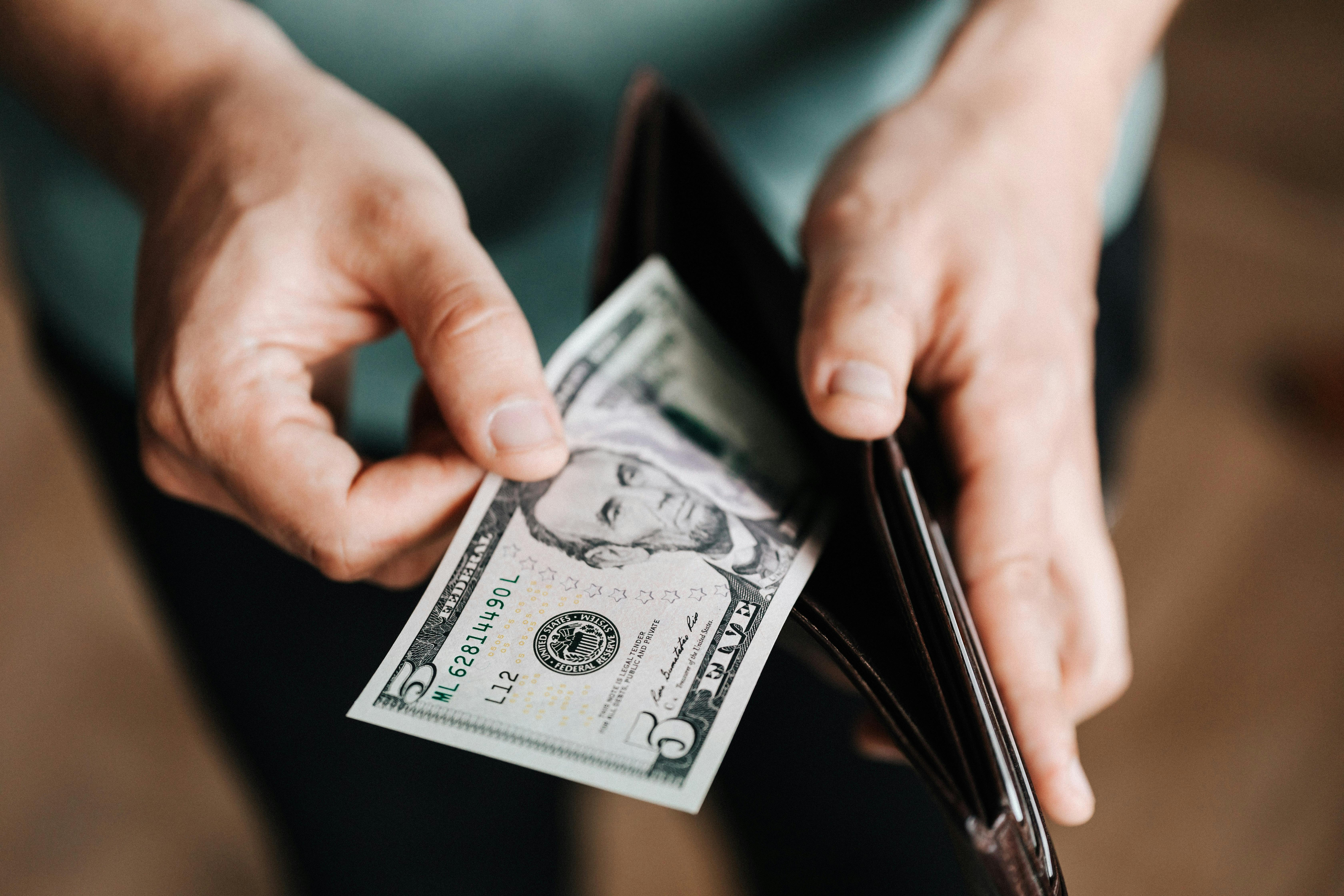 Dólar opera em alta, com dados de emprego no Brasil e nos EUA no radar; Ibovespa cai